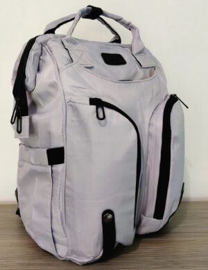 Mochila modelo Daphne, color gris, posición medio lado, mochila pañalera
