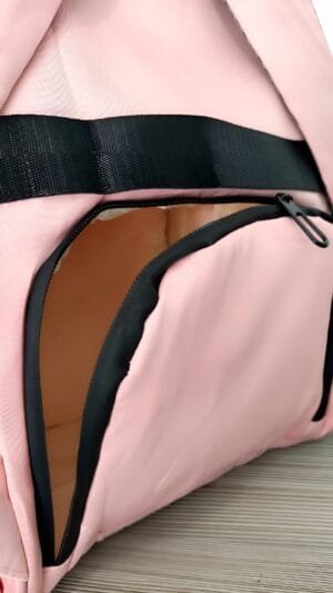 Mochila modelo Daphne, color rosa, bolsillo inferior trasero, mochila pañalera