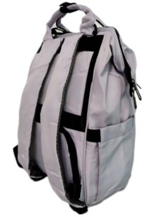 Mochila Daphne Gris, mochila de viaje y maternidad con compartimento de seguridad en la parte trasera y un acceso al fondo de la mochila para una mejor organización.